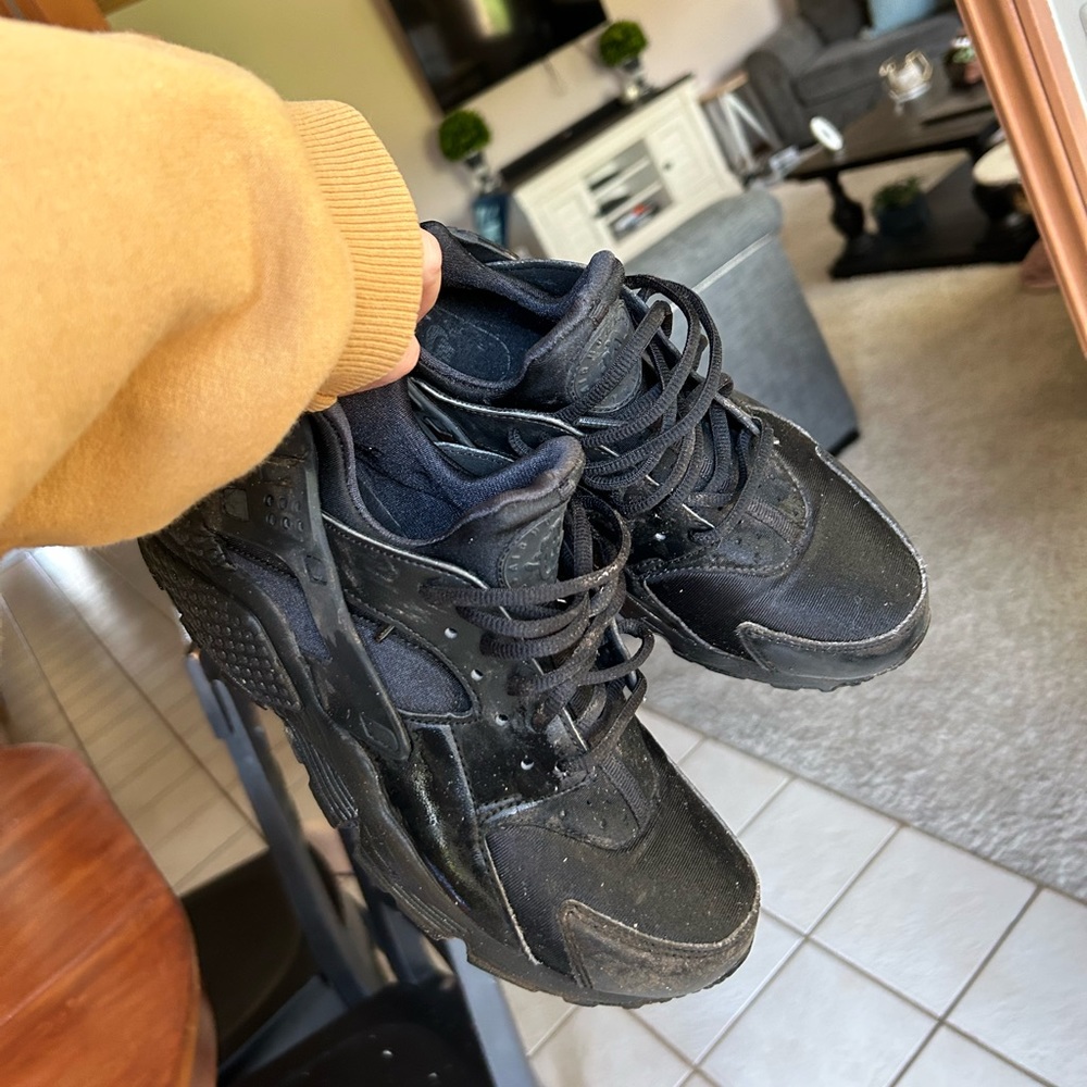Black nike huaraches